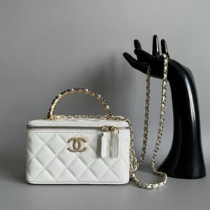 Chanel Vanity Case Pearl 17Cm White Lambskin Gold Hardware